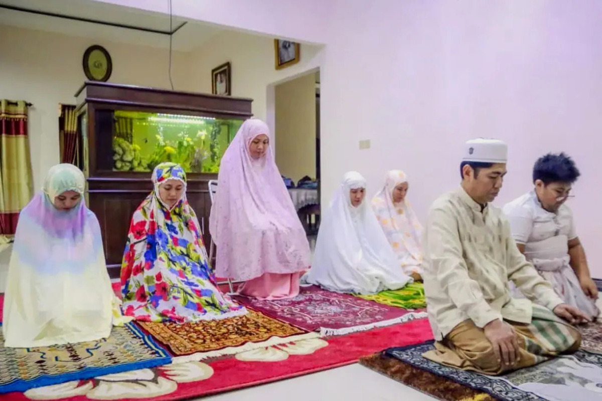 Mendidik anak agar mencintai shalat Tarawih bisa membangun pondasi spiritual yang kokoh untuk masa depan mereka.