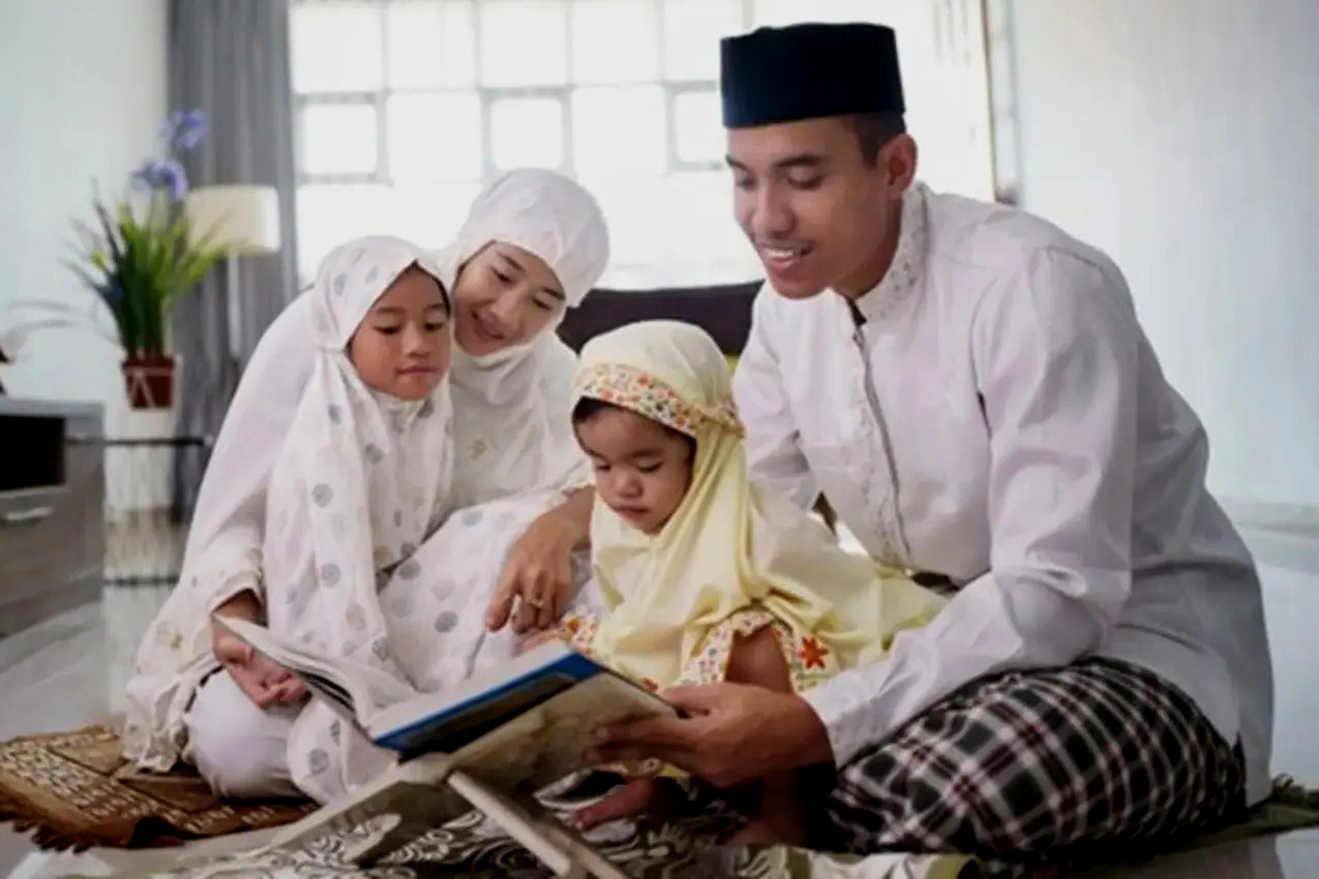 Mengajarkan anak cinta shalat tarawin dapat mempererat ikatan keluarga.