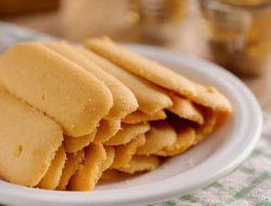 Beberapa resep lidah kucing yang mudah dan bisa Anda coba buat di rumah untuk disandingkan saat lebaran 2025 nanti.