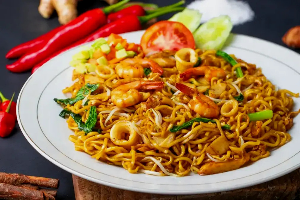 Salah satu resep mie goreng unik yang bisa kalian coba adalah Resep Mie Tiaw Goreng Seafood.
