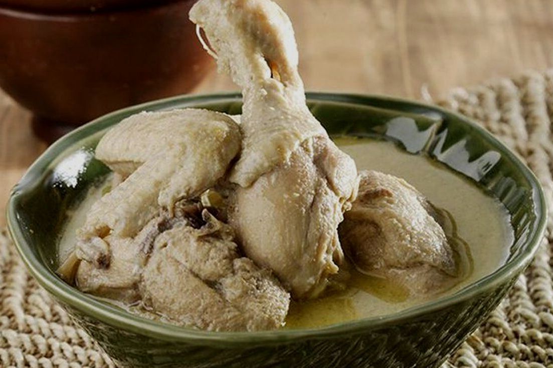 Artikel yang membahas tentang beberapa resep opor ayam yang dapat kamu coba di rumah beserta manfaat kesehatan dari hidangan ini.
