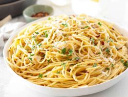 Artikel ini membahas secara detail mengenai cara membuat spaghetti Aglio e Olio yang bisa Anda coba buat sendiri di rumah.