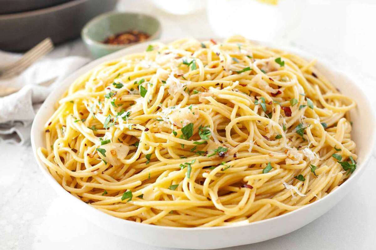 Artikel ini membahas secara detail mengenai cara membuat spaghetti Aglio e Olio yang bisa Anda coba buat sendiri di rumah.
