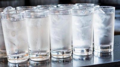 Risiko dan manfaat dari minum air dingin yang harus dipahami karena sangat penting untuk kesehatan tubuh kita.