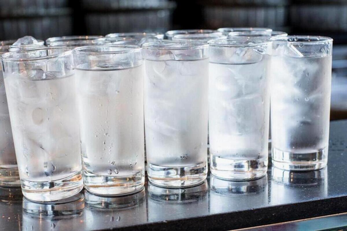 Risiko dan manfaat dari minum air dingin yang harus dipahami karena sangat penting untuk kesehatan tubuh kita.