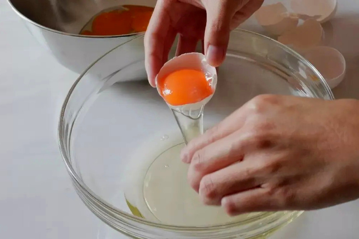 Salah satu point penting dalam resep Cloud Bread adalah menggunakan putih telur.