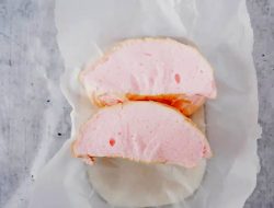 Pembahasan mengenai pengertian serta resep Cloud Bread yang viral di TikTok lengkap dengan cara membuatnya.