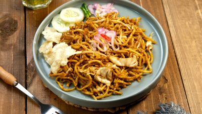 Mengenai resep mie Aceh goreng dari ujung Sumatra lengkap dengan cara membuatnya yang dijamin bisa menemani petualangan kuliner Aceh-mu.