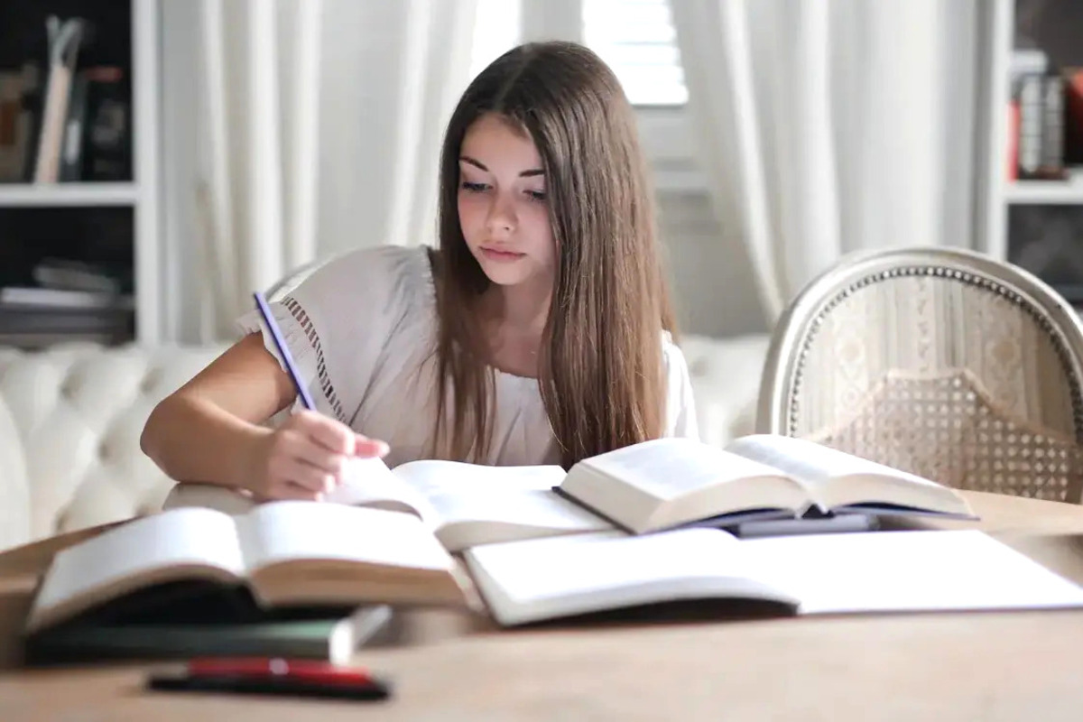 Salah satu tips untuk menghadapi TOEFL yaitu meningkatkan keterampilan membaca.