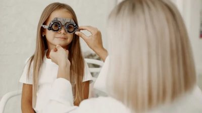 Artikel yang membahas mengenai beberapa cara mencegah miopia alias mata minus pada anak yang bisa orang tua lakukan sejak dini.
