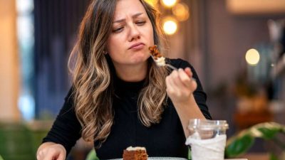 Artikel ini membahas mengenai beberapa cara mengatasi picky eater pada orang dewasa yang harus Anda pahami.