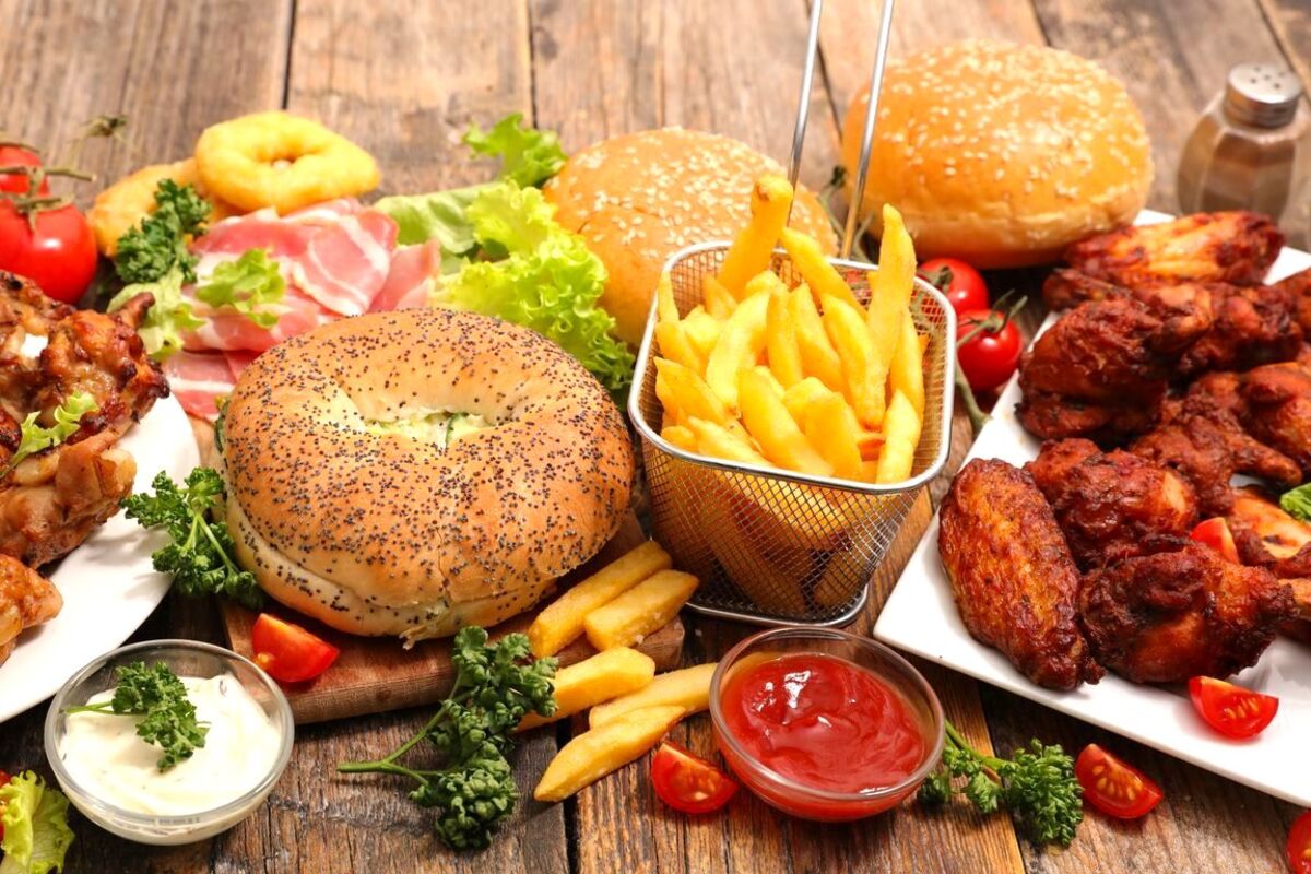 Artikel kali ini membahas mengenai beberapa dampak makanan cepat saji yang ternyata bisa berbahaya bagi tubuh.