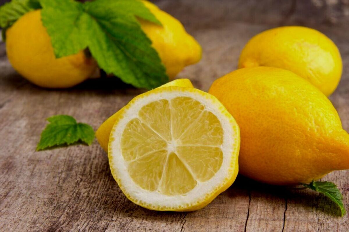 Pembahasan mengenai 10 manfaat lemon untuk kecantikan yang ternyata luar biasa dan pastinya dapat Anda coba di rumah.