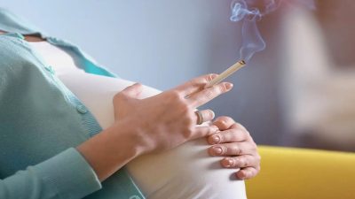 Artikel yang membahas mengenai beberapa resiko dan bahaya dari merokok saat hamil yang harus dipahami oleh kaum Wanita.