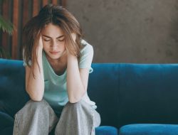 Artikel yang membahas mengenai beberapa tips mengurangi stres yang bisa kalian lakukan di rumah agar mood meningkat.