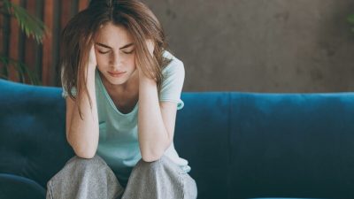 Artikel yang membahas mengenai beberapa tips mengurangi stres yang bisa kalian lakukan di rumah agar mood meningkat.