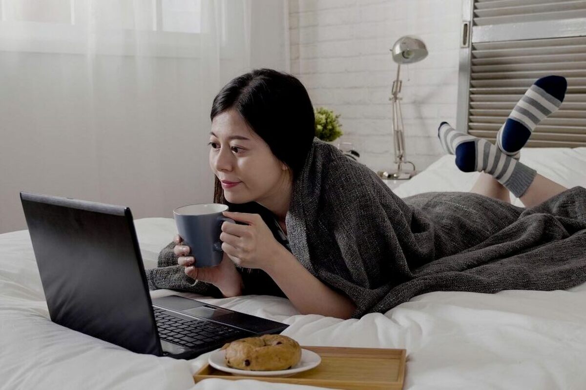 Salah satu tips mengurangi stres yang bisa kalian lakukan di rumah yaitu menonton film.