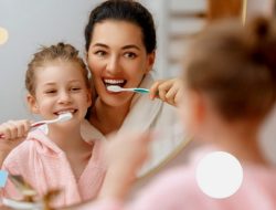Artikel kali ini membahas mengenai beberapa tips menjaga gigi sehat yang bisa dilakukan sejak usia dini hingga dewasa.