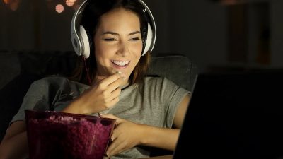 Artikel ini membahas mengenai beberapa cara introvert bahagia walaupun jarang nongkrong atau keluar rumah yang harus extrovert pahami.