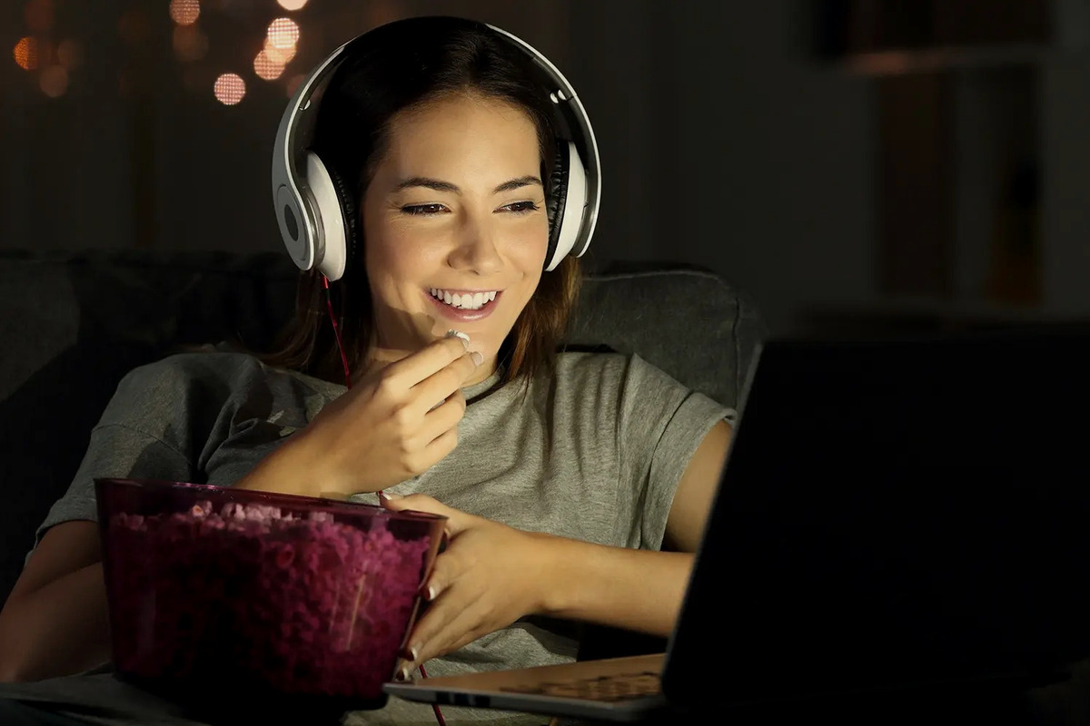 Artikel ini membahas mengenai beberapa cara introvert bahagia walaupun jarang nongkrong atau keluar rumah yang harus extrovert pahami.