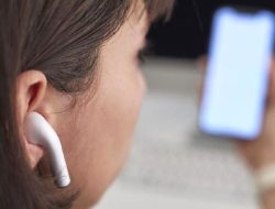Artikel kali ini membahas mengenai beberapa efek samping penggunaan headphone yang dapat terjadi dalam jangka panjang.