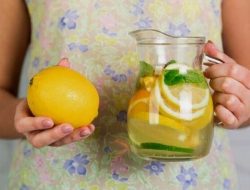 Artikel kali ini membahas mengenai beberapa manfaat air lemon yang ternyata sangat baik untuk kesehatan tubuh Anda.