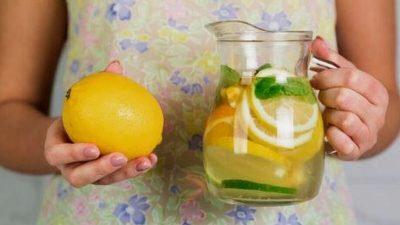 Artikel kali ini membahas mengenai beberapa manfaat air lemon yang ternyata sangat baik untuk kesehatan tubuh Anda.