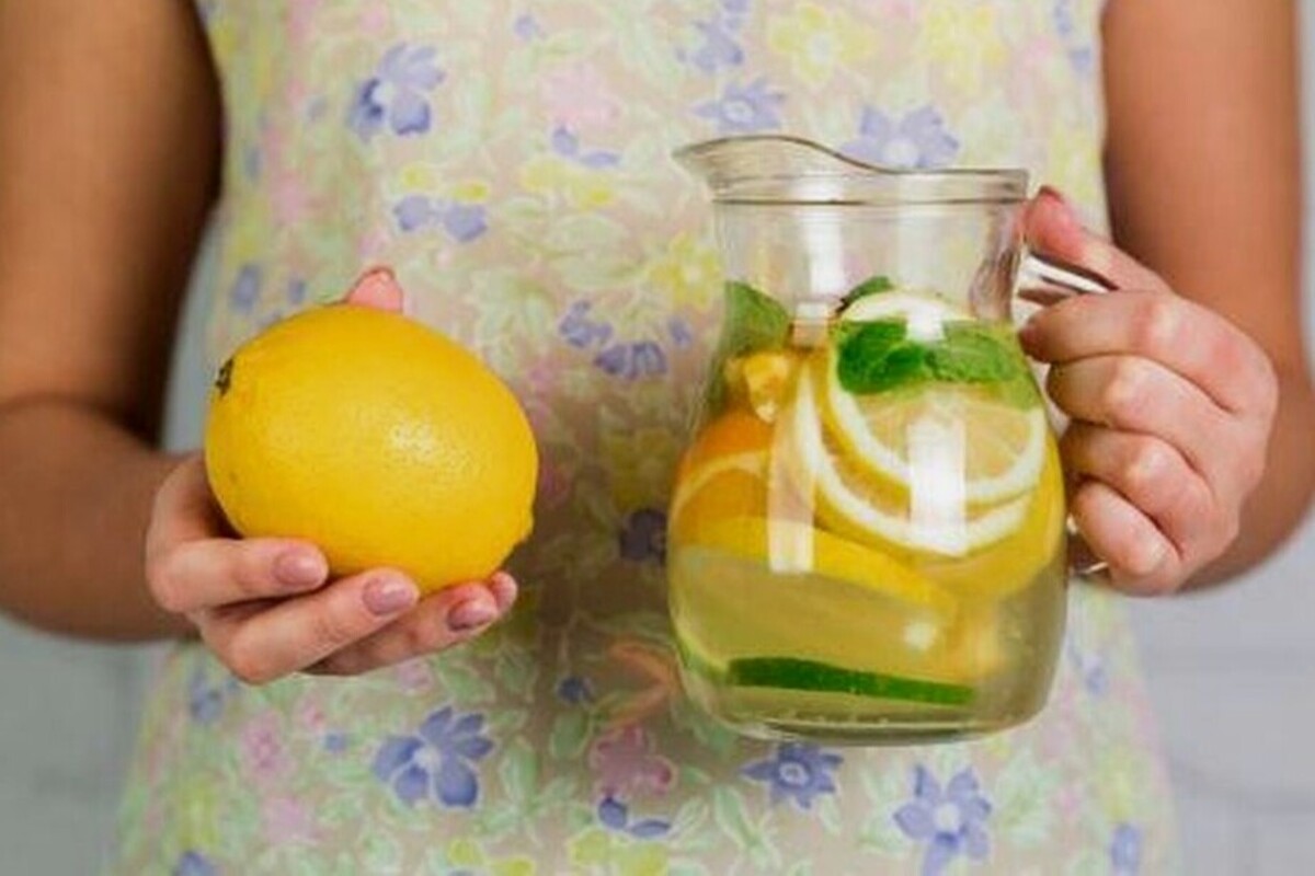 Artikel kali ini membahas mengenai beberapa manfaat air lemon yang ternyata sangat baik untuk kesehatan tubuh Anda.