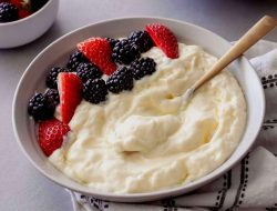 Artikel mengenai mengenai lima manfaat yogurt untuk Kesehatan tubuh Anda yang mengejutkan jika menambahkannya ke dalam makanan Anda.