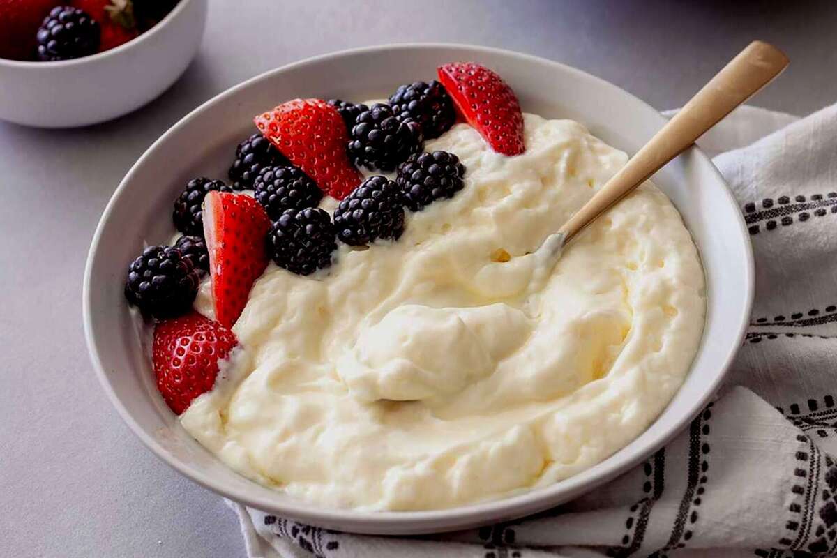 Artikel mengenai mengenai lima manfaat yogurt untuk Kesehatan tubuh Anda yang mengejutkan jika menambahkannya ke dalam makanan Anda.