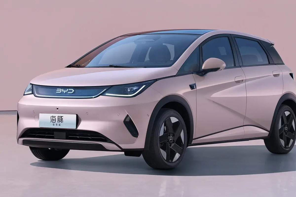 Salah satu rekomendasi mobil Cina terbaik yang bisa dipertimbangkan yaitu BYD Dolphin.
