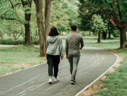 Artikel ini membahas mengenai beberapa rekomendasi olahraga yang cocok untuk dilakukan saat persiapan mendaki gunung terutama untuk pemula.