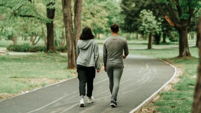 Artikel ini membahas mengenai beberapa rekomendasi olahraga yang cocok untuk dilakukan saat persiapan mendaki gunung terutama untuk pemula.