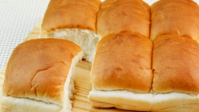 Artikel ini membahas mengenai resep roti homemade yang dijamin mudah untuk dilakukan bahkan oleh para pemula.