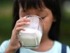 Artikel ini membahas mengenai resiko minum susu setiap hari yang akan terjadi pada tubuh Anda lengkap dengan manfaat susu untuk tubuh.