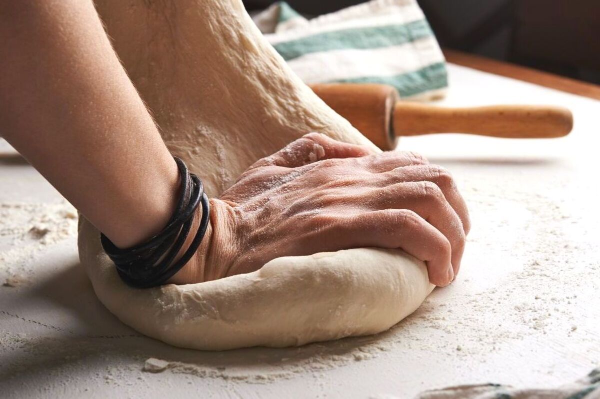 Uleni adonan penting dalam Resep Roti Homemade.