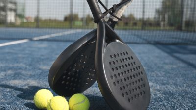 Artikel ini membahas mengenai beberapa manfaat bermain padel, olahraga yang sedang banyak digemari berbagai usia.