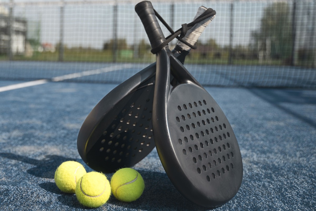 Artikel ini membahas mengenai beberapa manfaat bermain padel, olahraga yang sedang banyak digemari berbagai usia.