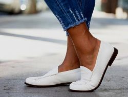 Artikel ini membahas mengenai beberapa manfaat mengenakan sepatu ringan setiap hari yang baik untuk Kesehatan kaki.
