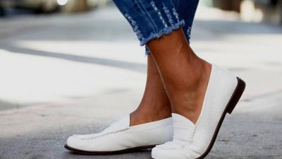 Artikel ini membahas mengenai beberapa manfaat mengenakan sepatu ringan setiap hari yang baik untuk Kesehatan kaki.