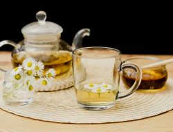 Artikel ini menjelaskan mengenai beberapa manfaat teh chamomile yang sangat baik untuk kesehatan tubuh Anda.