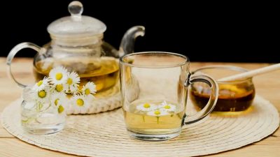 Artikel ini menjelaskan mengenai beberapa manfaat teh chamomile yang sangat baik untuk kesehatan tubuh Anda.