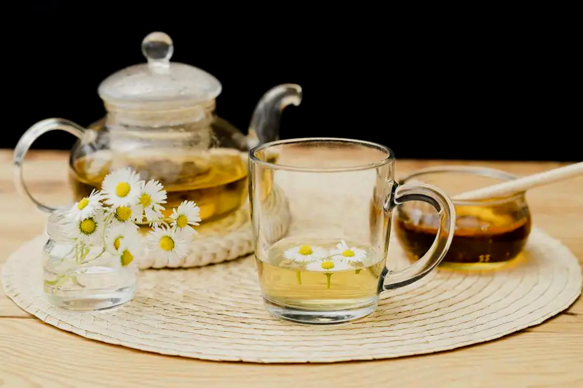 Artikel ini menjelaskan mengenai beberapa manfaat teh chamomile yang sangat baik untuk kesehatan tubuh Anda.