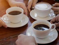 Artikel ini membahas mengenai apakah benar minum kopi perut kosong berbahaya bagi tubuh atau tidak yang harus pecinta kopi pahami.
