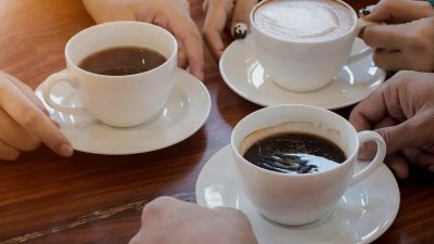 Artikel ini membahas mengenai apakah benar minum kopi perut kosong berbahaya bagi tubuh atau tidak yang harus pecinta kopi pahami.