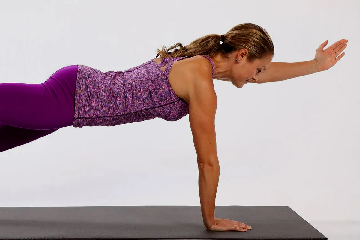Olahraga untuk Mengencangkan Payudara - Plank dengan Arm Raises
