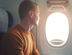 Artikel ini membahas mengenai beberapa tips naik pesawat untuk Anda yang baru pertama kali agar bisa persiapan dengan baik.