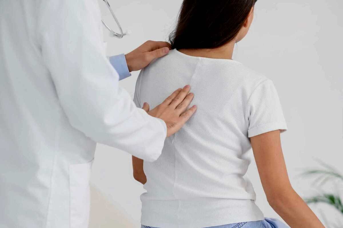 Artikel ini membahas mengenai beberapa tips dan cara memperbaiki postur tubuh yang harus Anda perhatikan dan lakukan.