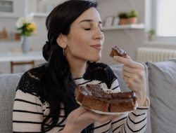 Artikel ini membahas mengenai beberapa manfaat cokelat untuk menaikan mood yang dijamin bisa bikin happy setelah memakannya.
