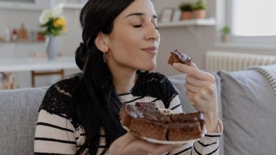 Artikel ini membahas mengenai beberapa manfaat cokelat untuk menaikan mood yang dijamin bisa bikin happy setelah memakannya.